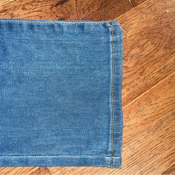 NWOT GUESS light washed knee distressed mid boot cut jeans sz 25 brand new cond - Picture 8 of 11